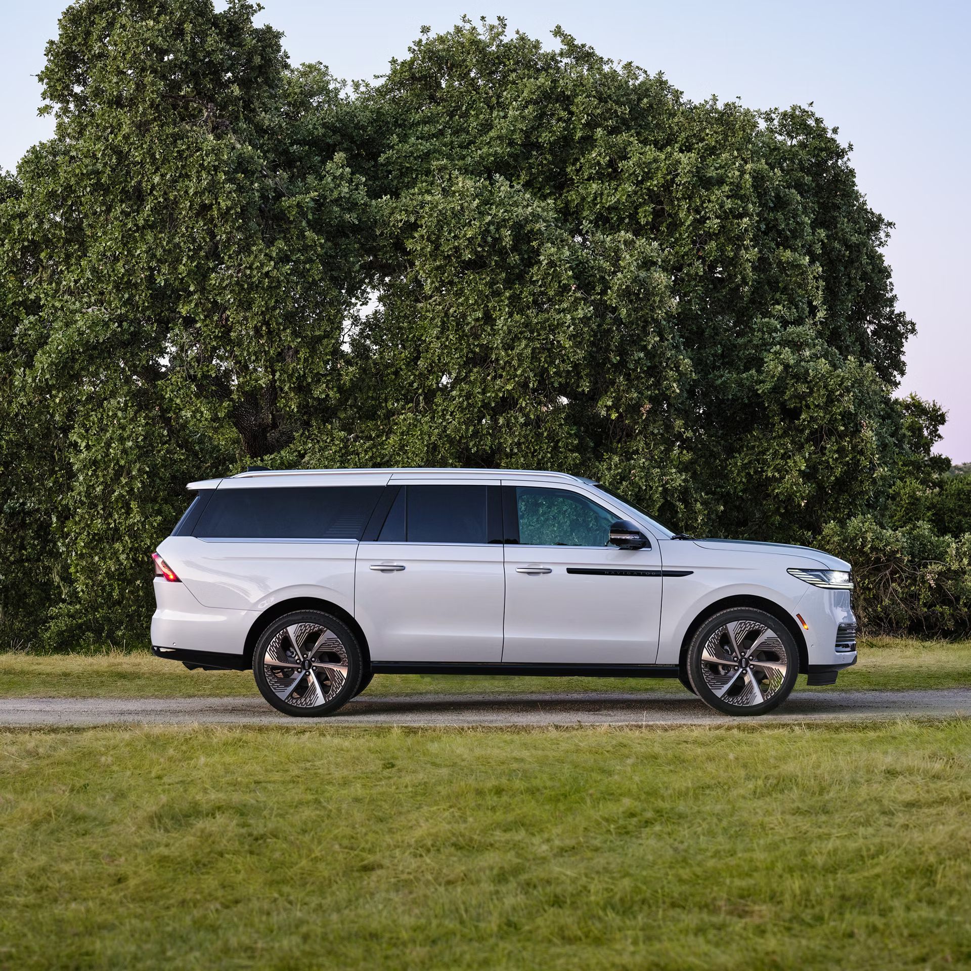 2027 Lincoln Navigator Towing & Cargo
